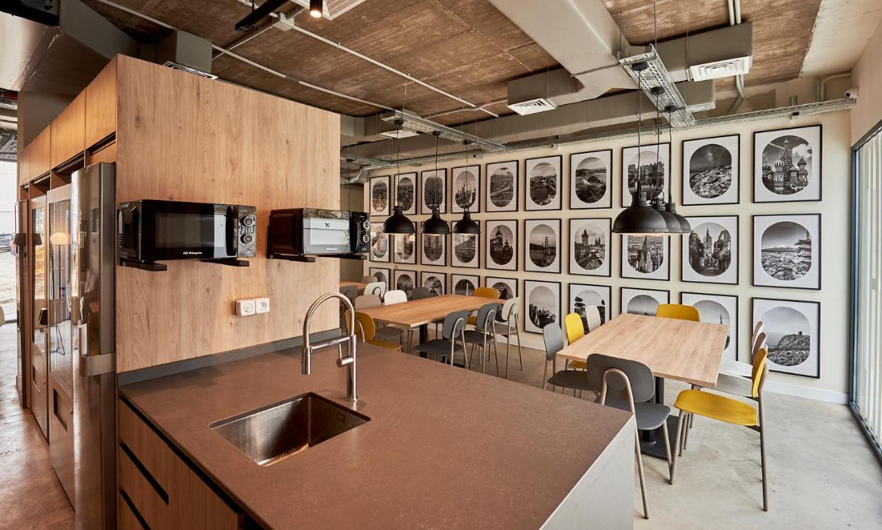Hostelfly Hostel *